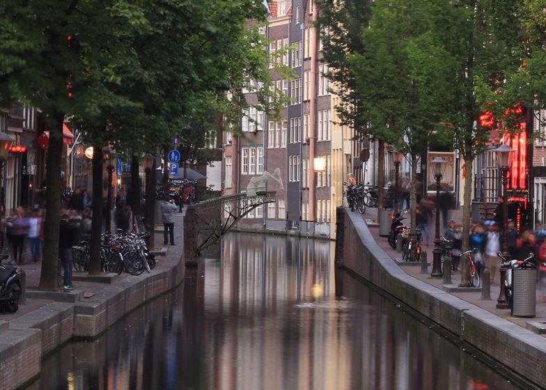 Slideshow-Joris-Laarman-MX3D-3D-printed-bridge-visualisation-canal