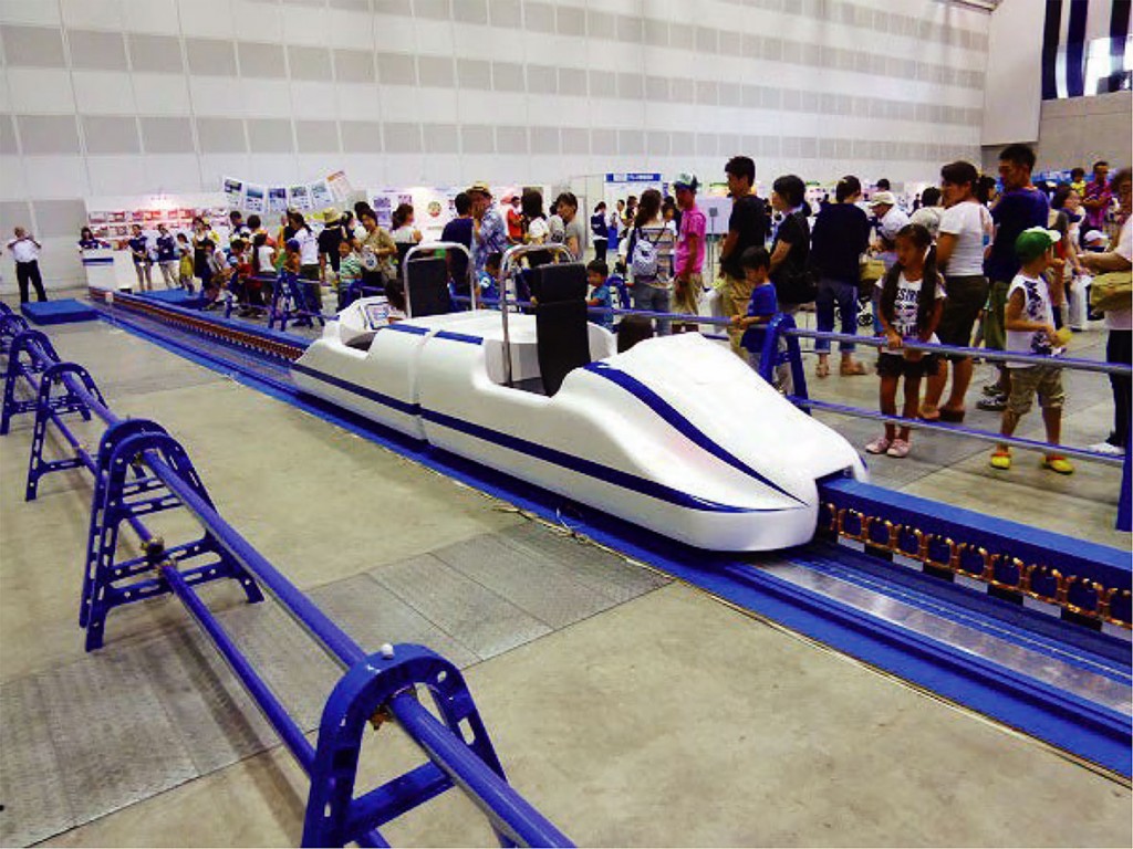 明年1月即將在中正紀念堂登場的【大鐵道展】,首度從日本搬來模擬磁浮列車,讓大小朋友搶先搭乘! (1)
