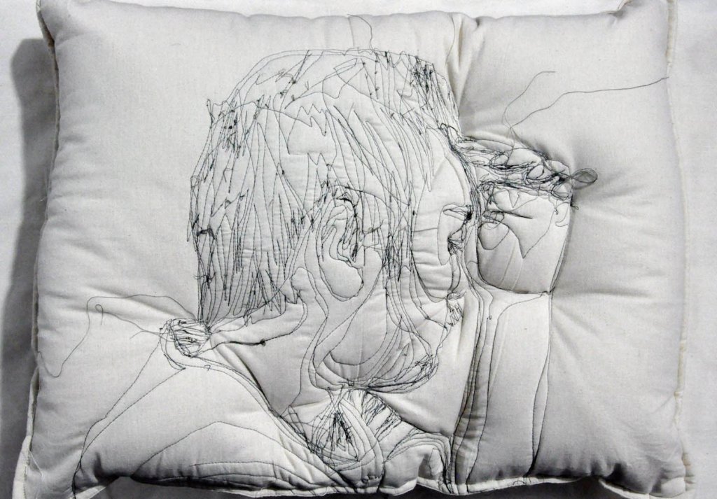 睡眠刺繡枕頭