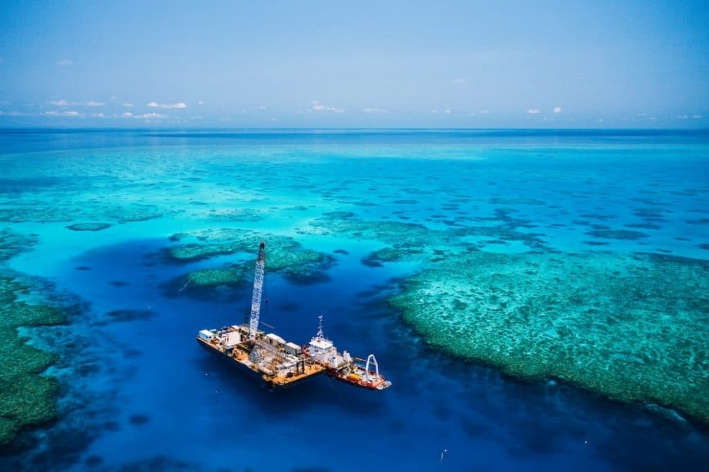 將船拖到大堡礁